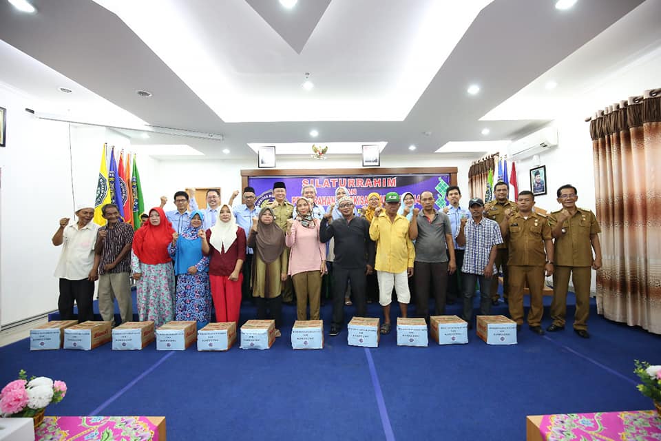 UMSU Serahkan Bingkisan Ramadhan kepada Warga Sekitar Kampus Pascasarjana